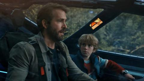 Adam (Ryan Reynolds) dan dirinya yang lebih muda (Braxton Bjerken)